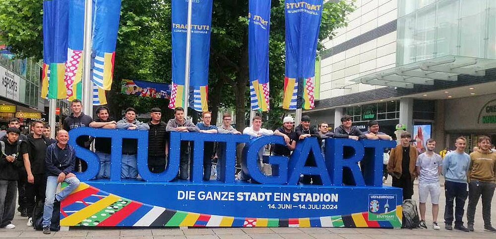 EM-Schriftzug in der Königstraße/Stuttgart mit unseren Azubis