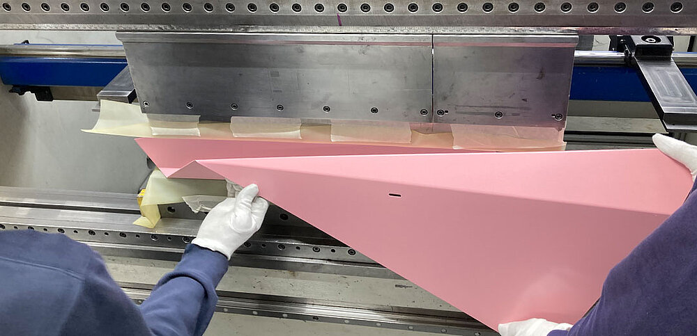 Kunstwerk in Biegemaschine zur Bearbeitung