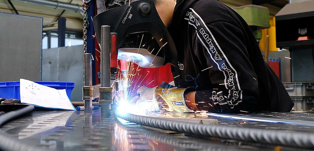 Metallteile werden mit den Stäben verschweißt