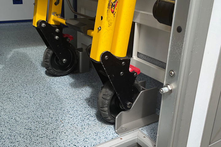 Detail der neuen Halterung im DRK-Rettungswagen