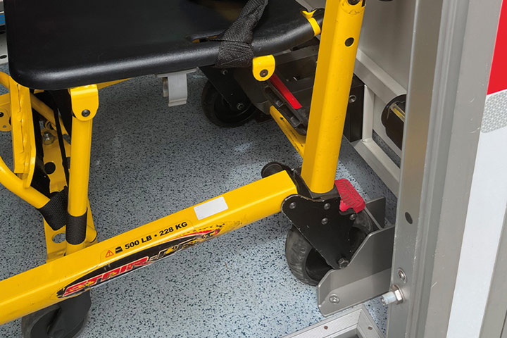Die von Azubi Felix montierte neue Halterungen im DRK-Rettungswagen
