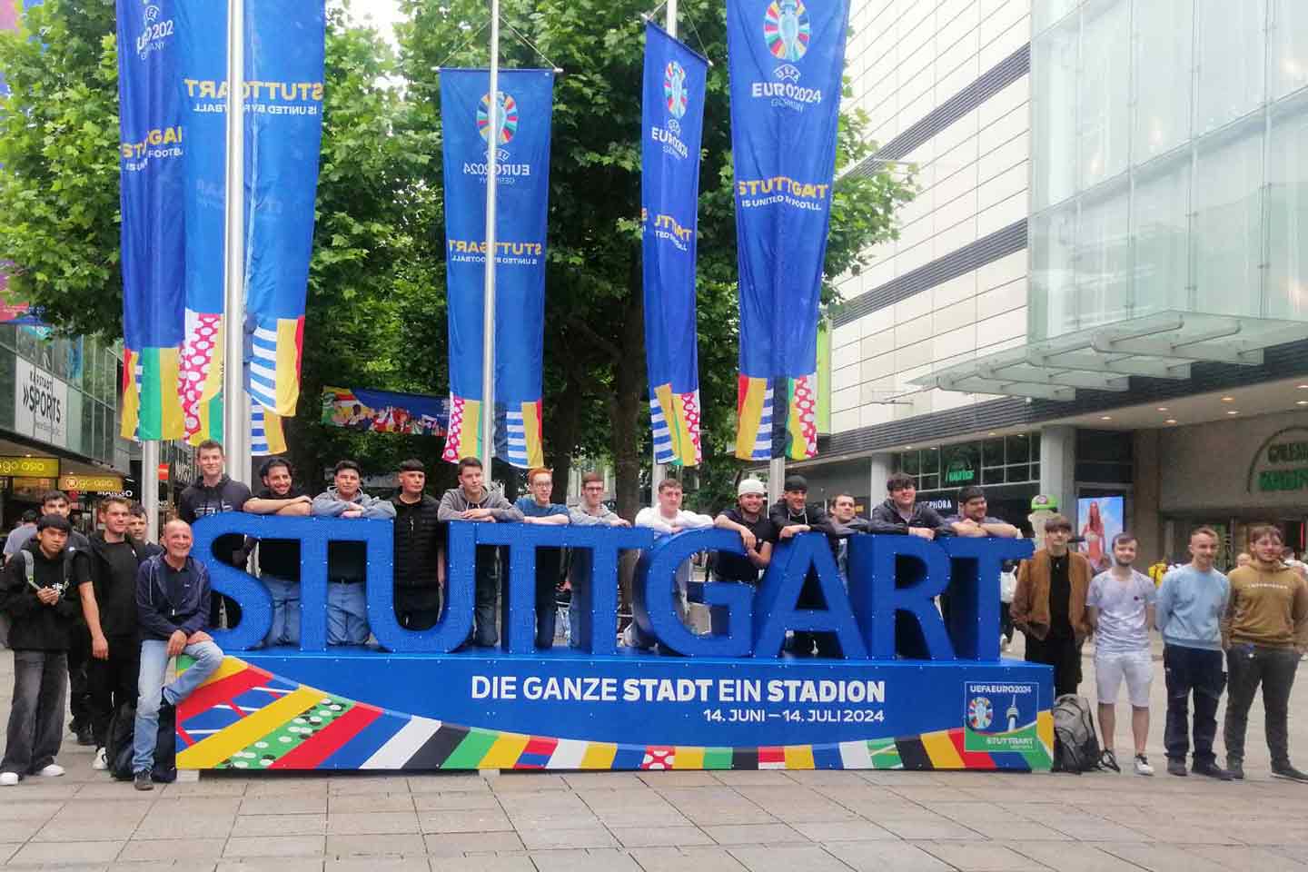 EM-Schriftzug in der Königstraße/Stuttgart mit unseren Azubis