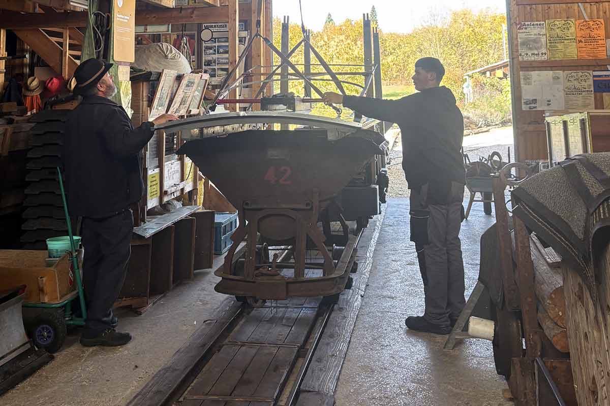 Montage neues Dach auf E-Lok