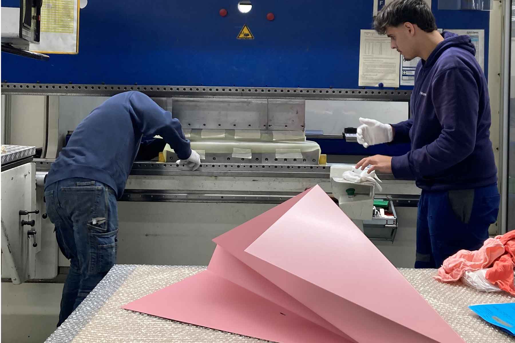 Zwei Personen an Maschine