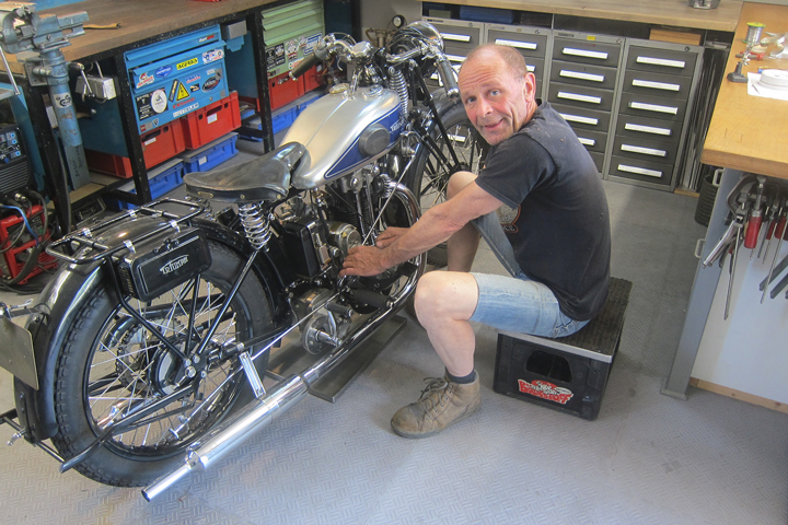 Jens Marquard liebt es an alten Motorrädern zu schrauben