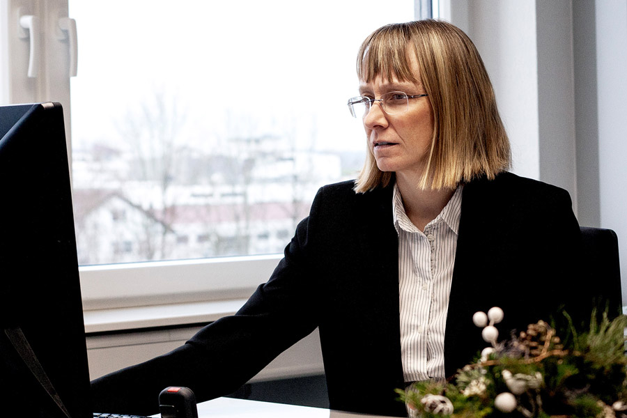 Petra Binder an ihrem Arbeitsplatz