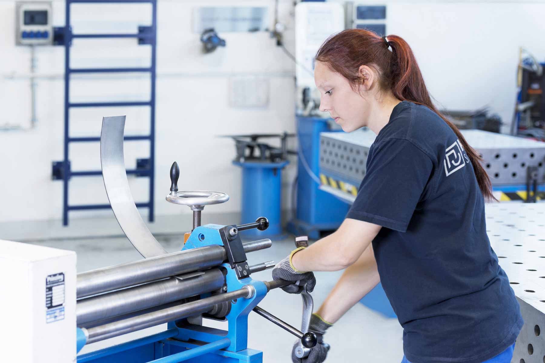 Julia bei der Ausbildung zur Konstruktionsmechanikerin