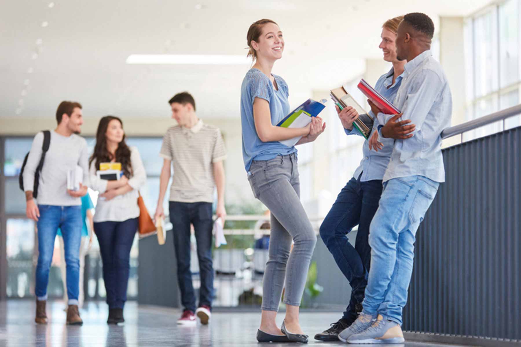 Schüler und Schülerinnen an der Hochschule