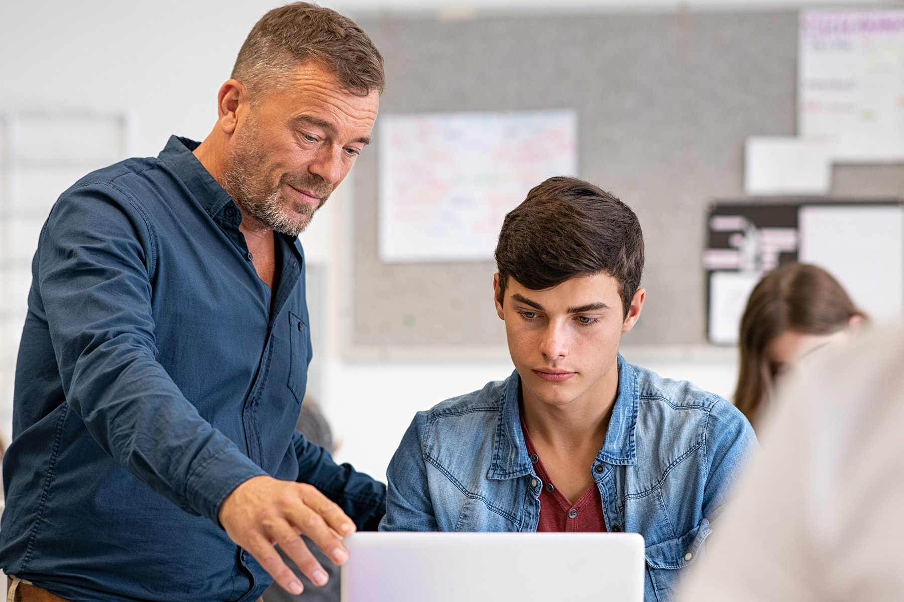 Schüler und Lehrer in der Berufsschule